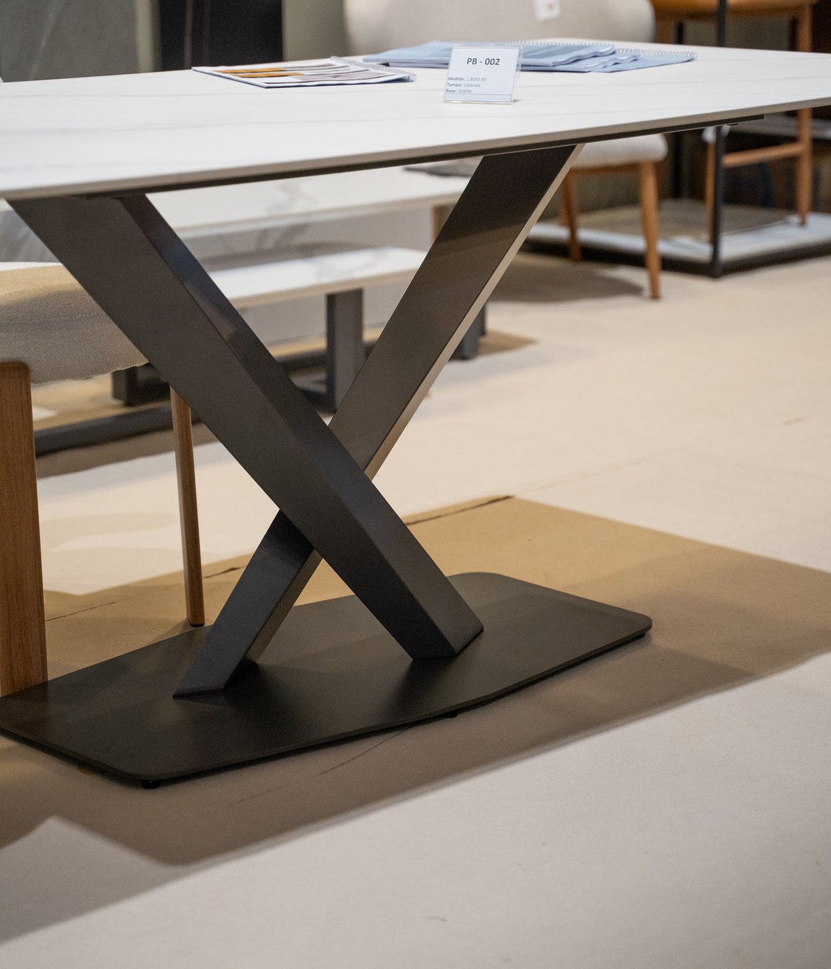 Base de mesa em aço carbono com pintura grafite, estrutura em X