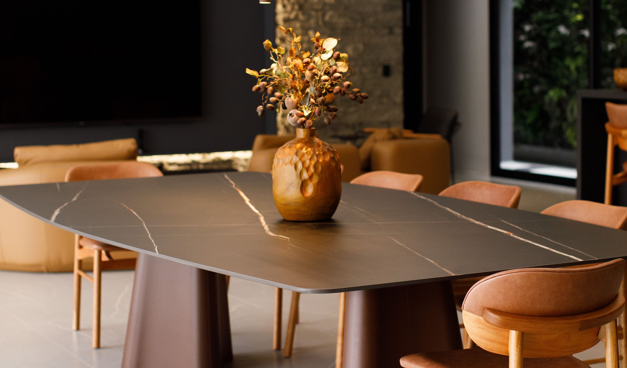 Mesa de jantar Saint Tropez da Prime Bravus com tampo em Mármore Tecnológico e bases Wood Tech em ambiente sofisticado