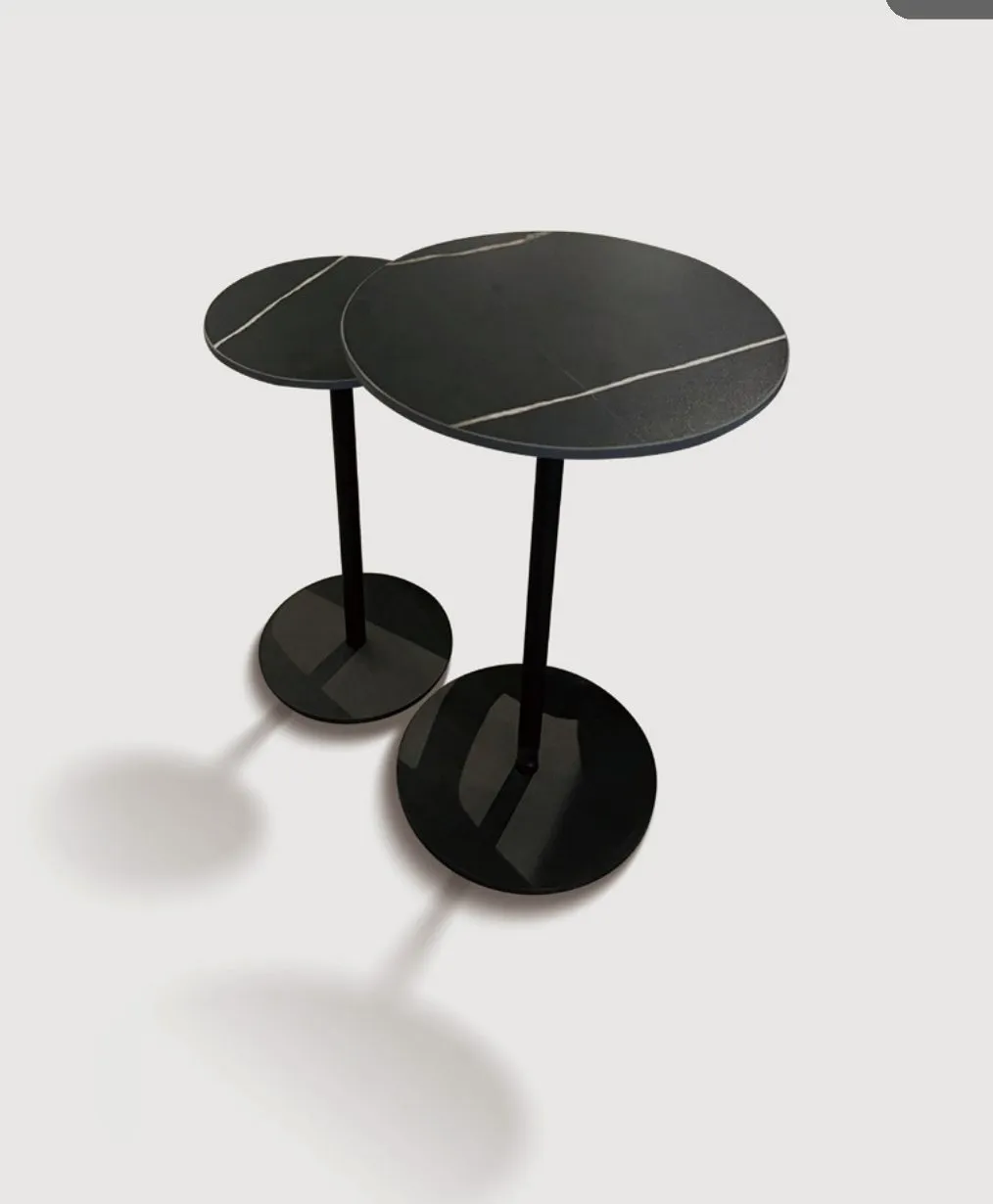 Mesa Lateral Sides — tampo em Mármore Tecnológico, base em aço carbono