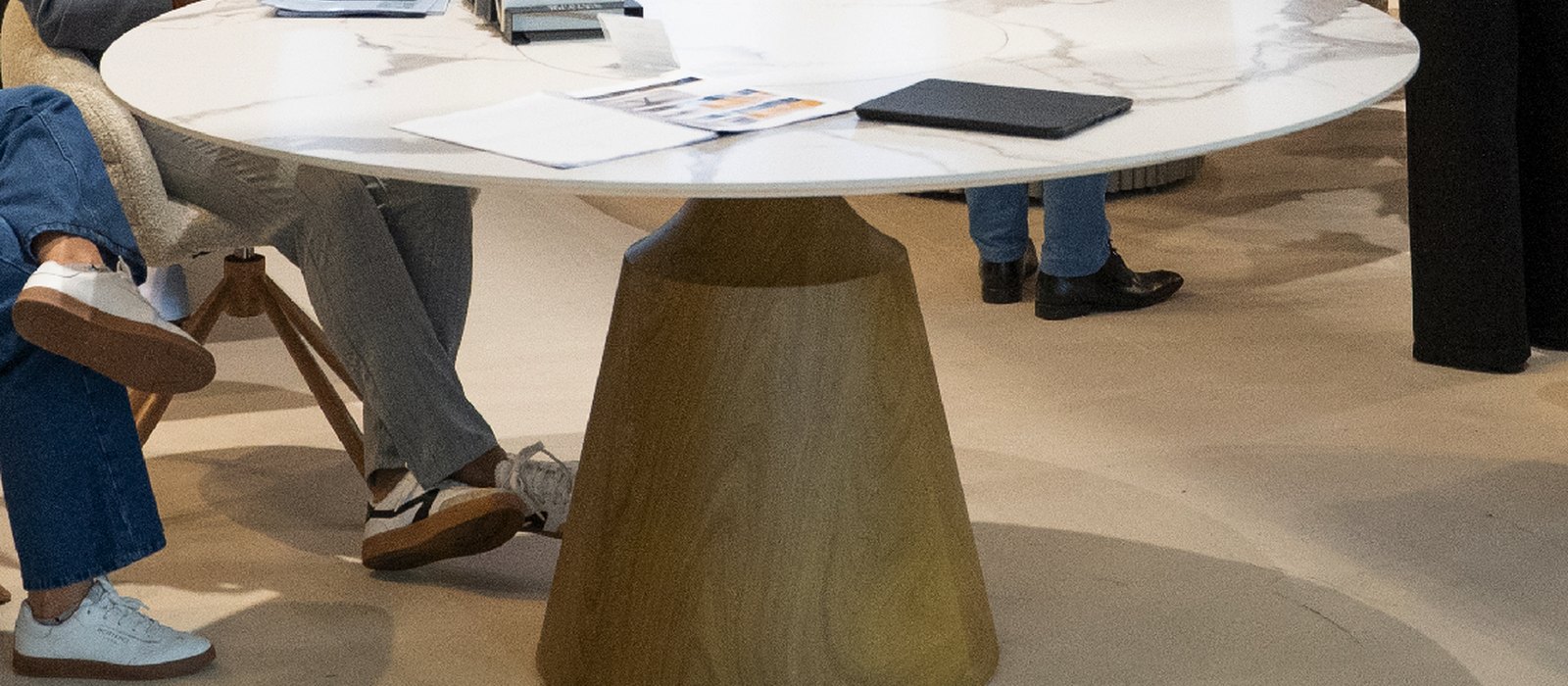 Detalhe do acabamento Wood Tech sobre base de aço carbono